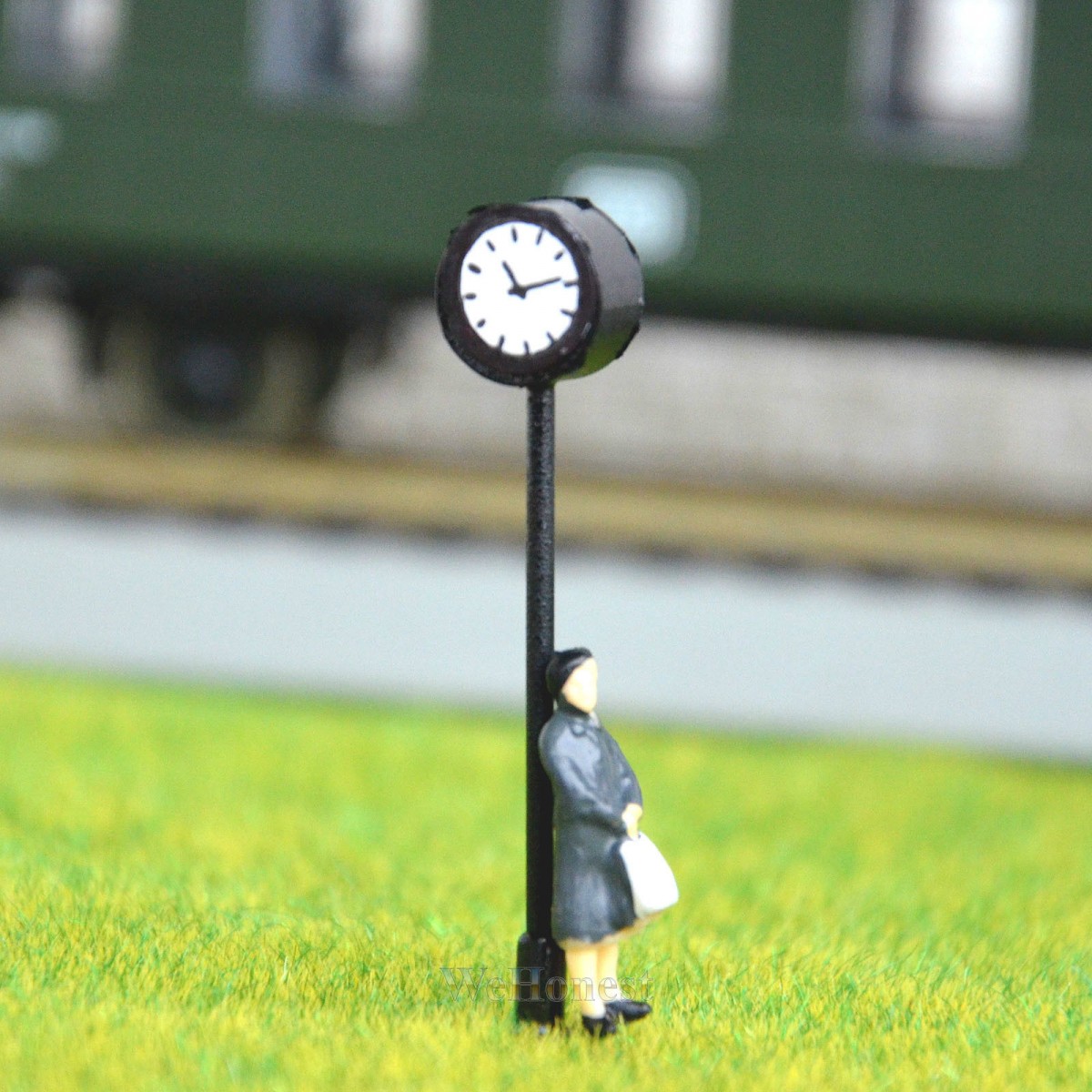 1 x  HO scale LED made Station Platform Clock Lamps 2 faces lights lamp posts